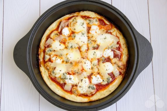 Serowa Pizza na patelni: zdjęcie przygotowania przepisu, krok 4 Serowa Pizza na patelni: zdjęcie przygotowania przepisu, krok 4