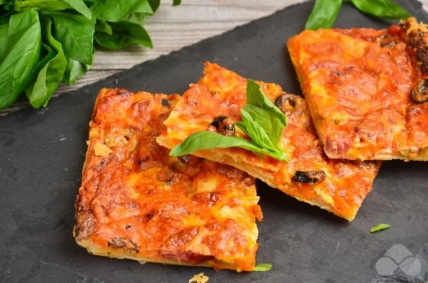 Pizza z kiełbaskami myśliwskimi i oliwkami Pizza z kiełbaskami myśliwskimi i oliwkami