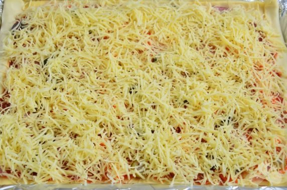 Pizza z kiełbaskami myśliwskimi i oliwkami: zdjęcie przygotowania przepisu, krok 4 Pizza z kiełbaskami myśliwskimi i oliwkami: zdjęcie przygotowania przepisu, krok 4