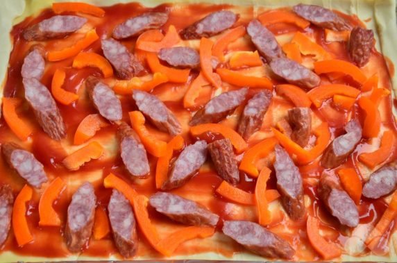 Pizza z kiełbaskami myśliwskimi i oliwkami: zdjęcie przygotowania przepisu, krok 2 Pizza z kiełbaskami myśliwskimi i oliwkami: zdjęcie przygotowania przepisu, krok 2