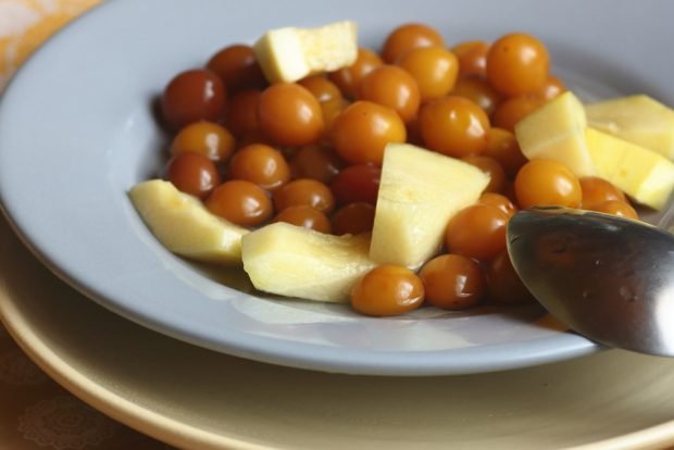 Kompot ze śliwki wiśniowej i cukinii o Smaku ananasowym na zimę