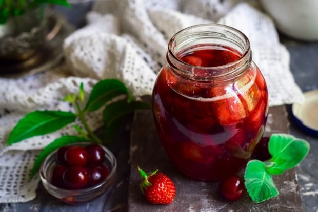 Kompot z wiśni i truskawek na zimę-prosty i pyszny przepis, jak gotować krok po kroku