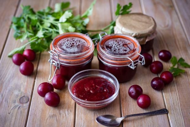 Adżika z czerwonej śliwki wiśniowej na zimę-prosty i pyszny przepis, jak gotować krok po kroku