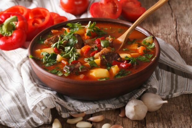 Zupa pomidorowa z wołowiną i warzywami