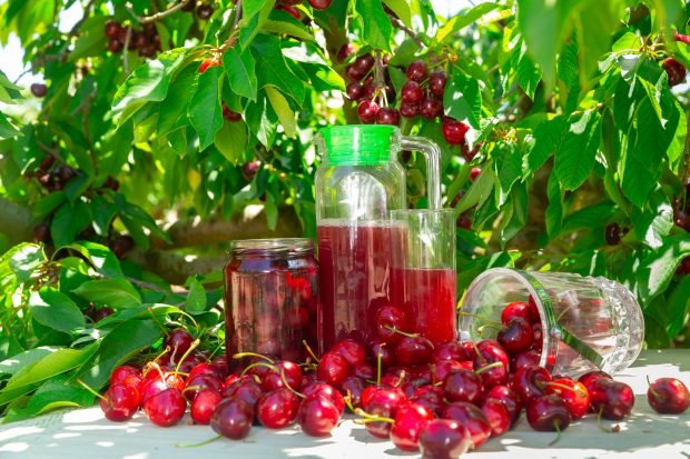 Kompot z czereśni z pestkami na zimę