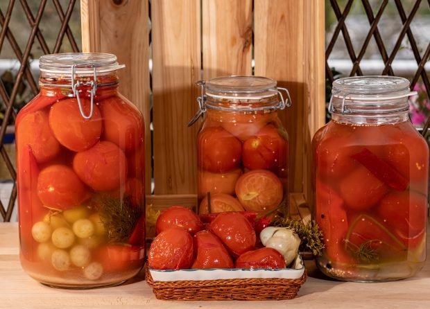 Marynowane pomidory z winogronami na zimę
