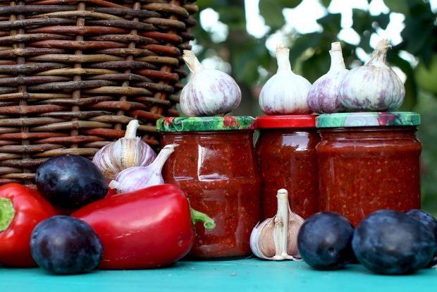 Adżika ze śliwek, pomidorów i papryki na zimę