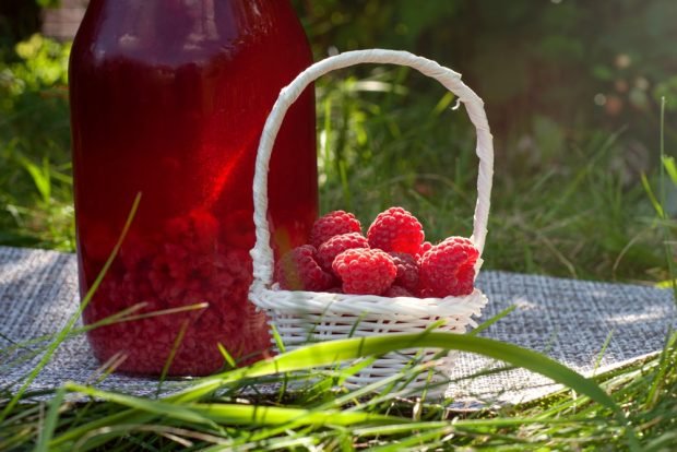 Kompot malinowy w słoikach