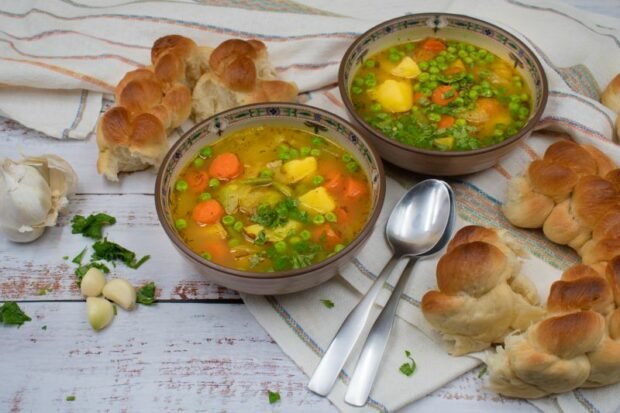 Wegańska zupa z groszkiem i warzywami