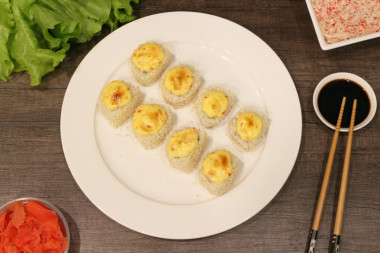 Zapiekane rolki sushi z łososiem, mięsem krabowym i ogórkiem przepis ze zdjęciami krok po kroku