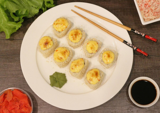 Zapiekane rolki sushi z łososiem, mięsem krabowym i ogórkiem przepis ze zdjęciami krok po kroku