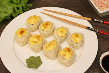 Zapiekane rolki sushi z łososiem, mięsem krabowym i ogórkiem przepis ze zdjęciami krok po kroku