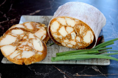 Kiełbasa z kurczaka z czosnkiem, curry i żelatyną przepis ze zdjęciami krok po kroku i wideo