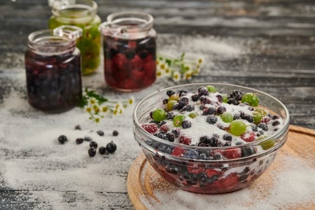 Kompot różne jagody na zimę-prosty i pyszny przepis na gotowanie krok po kroku