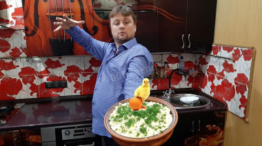 Sałatka „Fiesta” z filetem z kurczaka, grzybami i majonezem przepis ze zdjęciami krok po kroku i wideo