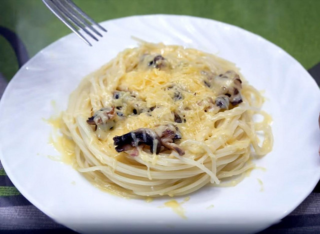 Makaron spaghetti z pieczarkami i parmezanem przepis ze zdjęciami krok po kroku i wideo
