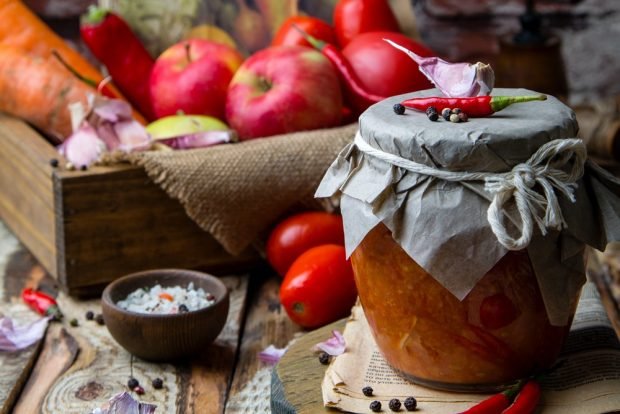 Adżika z suszonymi śliwkami i pomidorami na zimę – prosty i pyszny przepis, jak gotować krok po kroku