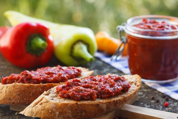 Ajvar po serbsku z bakłażanem, papryką i pomidorami na zimę