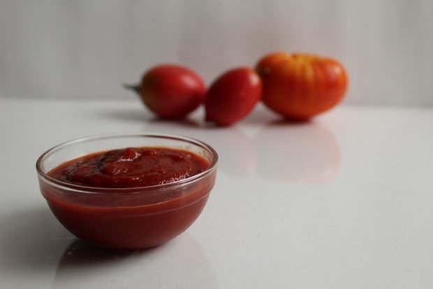 Ketchup ze śliwką wiśniową i pomidorami na zimę-prosty i pyszny przepis, jak gotować krok po kroku