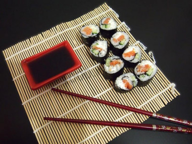 Maki sushi z łososiem, serkiem i ogórkiem przepis ze zdjęciami krok po kroku i wideo