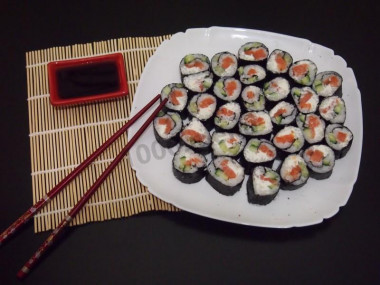 Maki sushi z łososiem, serkiem i ogórkiem przepis ze zdjęciami krok po kroku i wideo