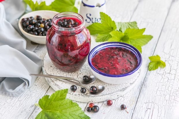 Maliny z czarną porzeczką startą z cukrem