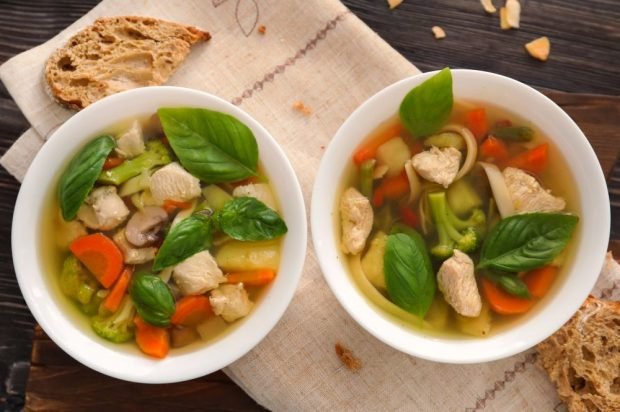 Zupa z indykiem, warzywami i makaronem