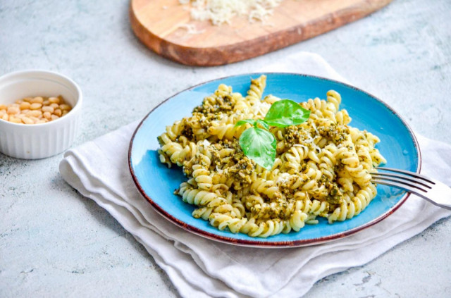 Makaron z sosem pesto przepis ze zdjęciami krok po kroku