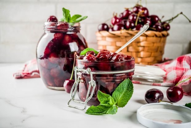 Dżem wiśniowy z pestkami w powolnej kuchence