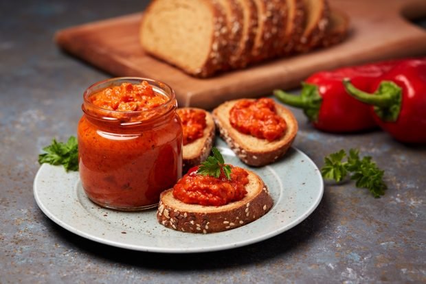 Ajvar z pieczonej papryki i bakłażana na zimę