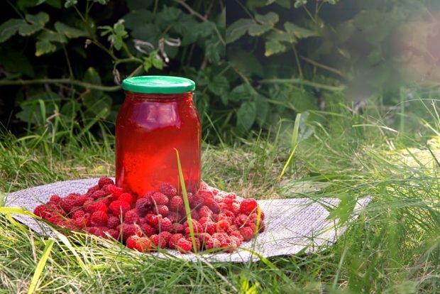 Kompot malinowy w słoikach na zimę