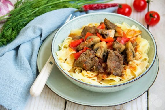 Klasyczny lagman z wołowiną, grzybami i warzywami: zdjęcie przygotowania przepisu, krok 8