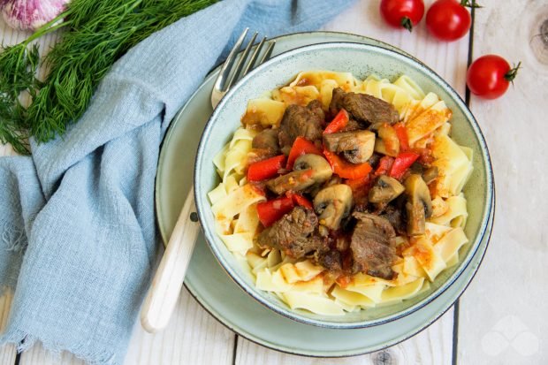 Klasyczny lagman z wołowiną, grzybami i warzywami