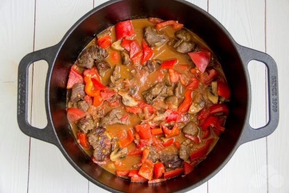 Klasyczny lagman z wołowiną, grzybami i warzywami: zdjęcie przygotowania przepisu, krok 4