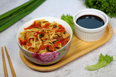 Makaron wok z kurczakiem i warzywami przepis ze zdjęciami krok po kroku i wideo