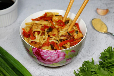 Makaron wok z kurczakiem i warzywami przepis ze zdjęciami krok po kroku i wideo