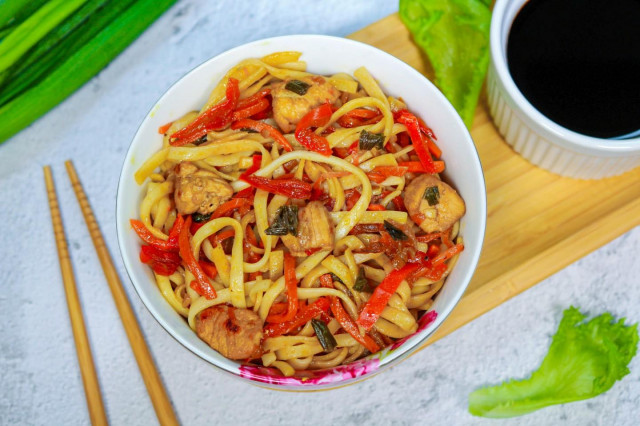 Makaron wok z kurczakiem i warzywami przepis ze zdjęciami krok po kroku i wideo