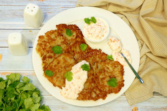 Latkes na Chanukę – żydowskie placki ziemniaczane przepis ze zdjęciami krok po kroku