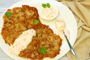 Latkes na Chanukę – żydowskie placki ziemniaczane przepis ze zdjęciami krok po kroku