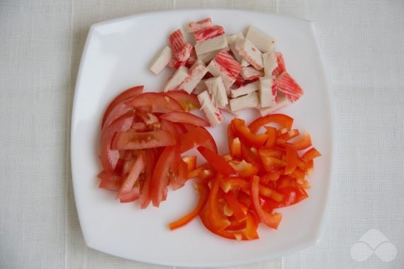 Sałatka krabowa z pomidorami i orzechami włoskimi: zdjęcie przygotowania przepisu, krok 1