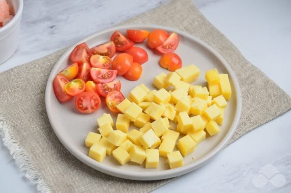 Sałatka z krewetkami, pomidorami i serem: zdjęcie przygotowania przepisu, krok 2