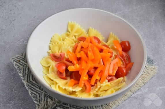 Sałatka z makaronem, warzywami i oliwkami: zdjęcie przygotowania przepisu, krok 2
