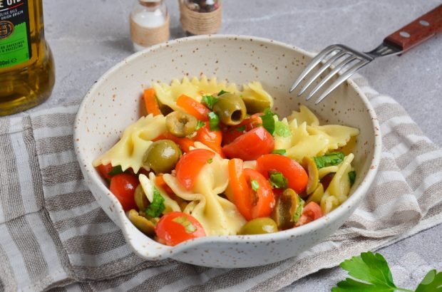 Sałatka z makaronem, warzywami i oliwkami – prosty i pyszny przepis ze zdjęciem (krok po kroku)