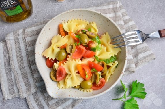 Sałatka z makaronem, warzywami i oliwkami: zdjęcie przygotowania przepisu, krok 5
