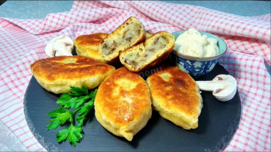 Smażone pierożki na kefirze z ziemniakami i grzybami przepis ze zdjęciami krok po kroku i wideo