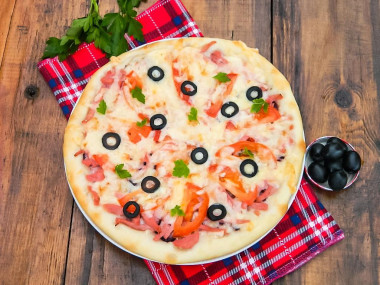 Klasyczna domowa pizza z kiełbasą w piekarniku przepis ze zdjęciami krok po kroku i wideo