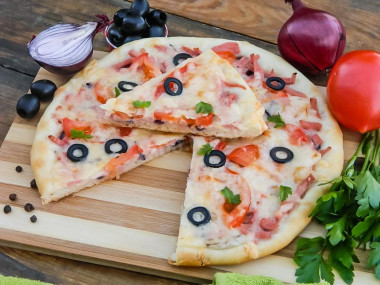 Klasyczna domowa pizza z kiełbasą w piekarniku przepis ze zdjęciami krok po kroku i wideo