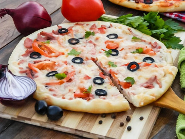 Klasyczna domowa pizza z kiełbasą w piekarniku przepis ze zdjęciami krok po kroku i wideo