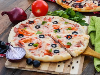 Klasyczna domowa pizza z kiełbasą w piekarniku przepis ze zdjęciami krok po kroku i wideo