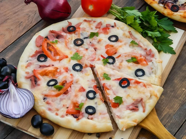 Klasyczna domowa pizza z kiełbasą w piekarniku przepis ze zdjęciami krok po kroku i wideo